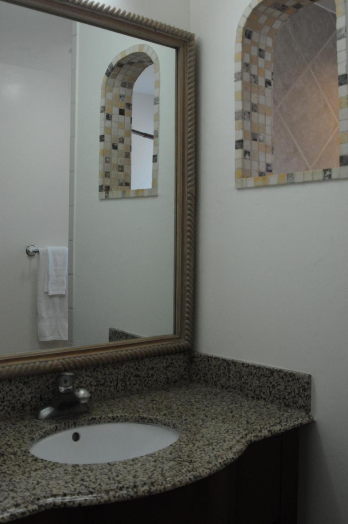 Oasis Inn And Suites Санта-Барбара Экстерьер фото